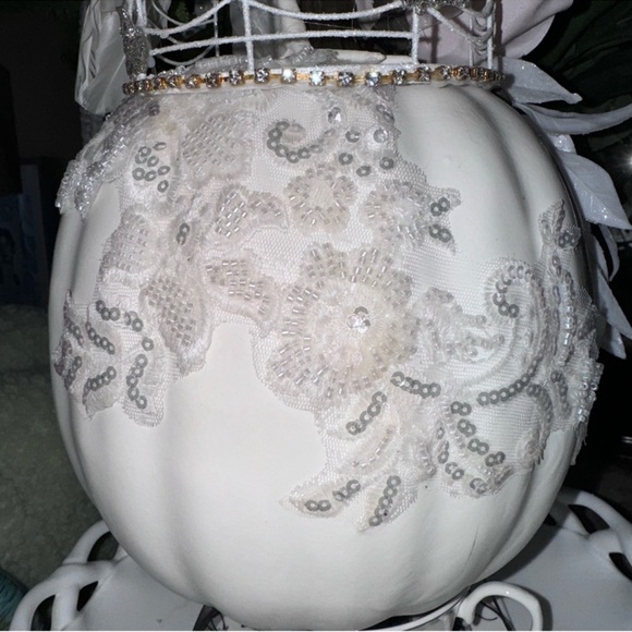 NEW! Gorgeous Gothic White Lace Pumpkin + Crown + White Crow - Picture 8 of 16